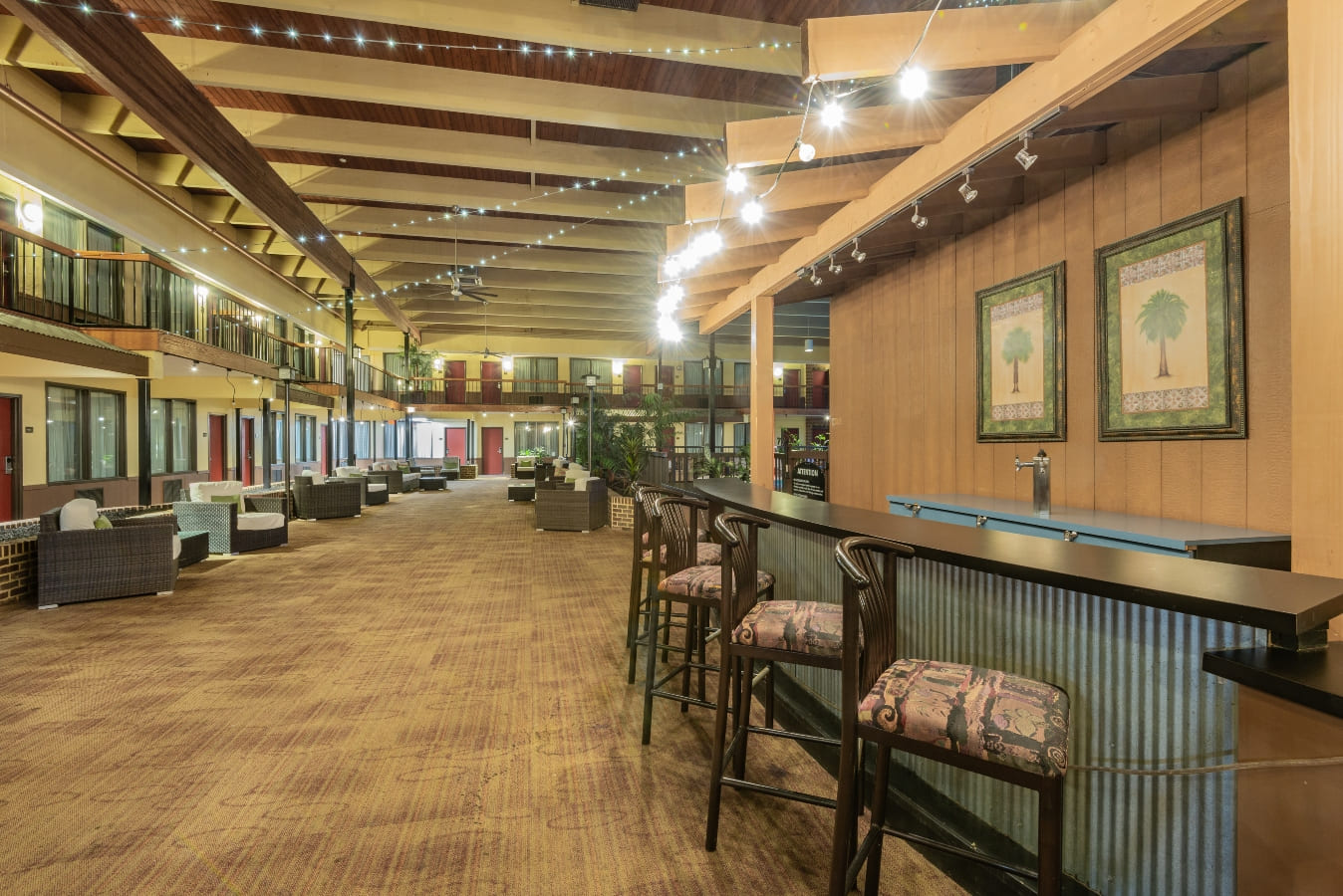 Outdoor courtyard dining at Wyndham Garden York